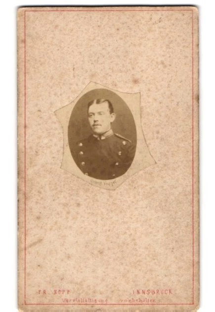 Fotografie Fr. Bopp, Innsbruck, Portrait junger charmanter Soldat in interessan