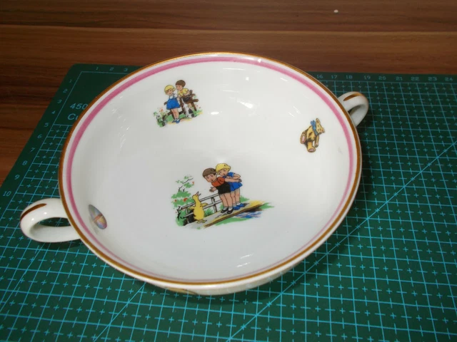 Bol 2 anses en porcelaine de Limoges Charles Ahrenfeldt enfant chien canard ours