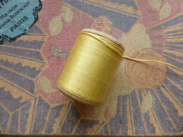 Mercerie ancienne-Bobine bois de fil de soie-Cordonnet de soie jaune