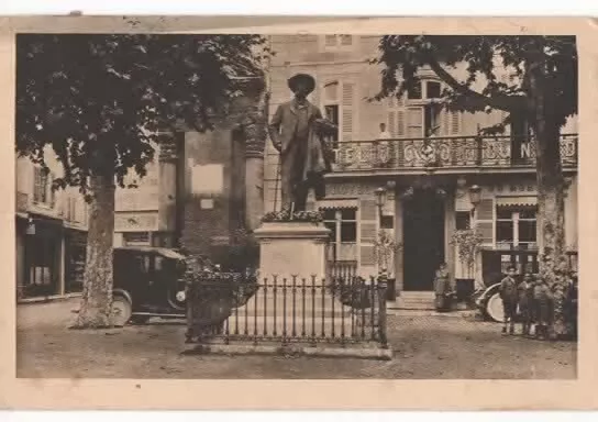 CPA-13-Arles-Place du Forum-statue Mistral-petite animation-voitures-1933-B