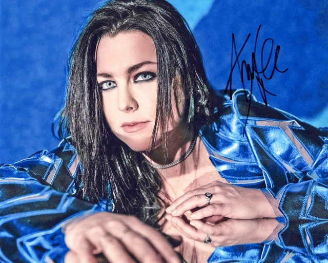 A fantastic 10x8 Autographed Photo of Amy Lee & CoA