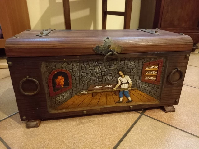 Antico bauletto in legno massello con decoro per bottiglie di vino 48x22x22 cm