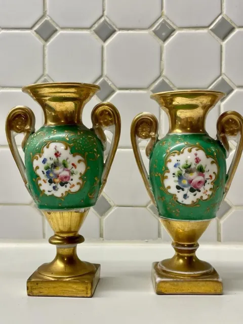Paire de vases anciens en porcelaine de Paris, XIXème, décor de fleurs fond vert