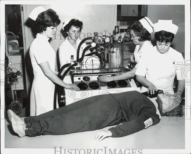 1967 Press Photo Nurses train with mannequin at University Hospital - lra51226
