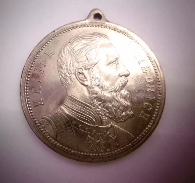 Alte versilberte Medaille "Kaiser Friedrich" mit Öse, Ø ca. 3,8 cm
