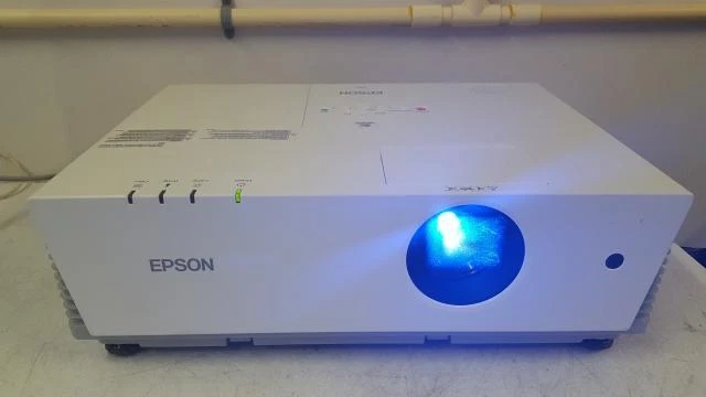 Epson PowerLite 6100i EMP-6100 Digital LCD Multimedia Projector 635 Lamp Hours