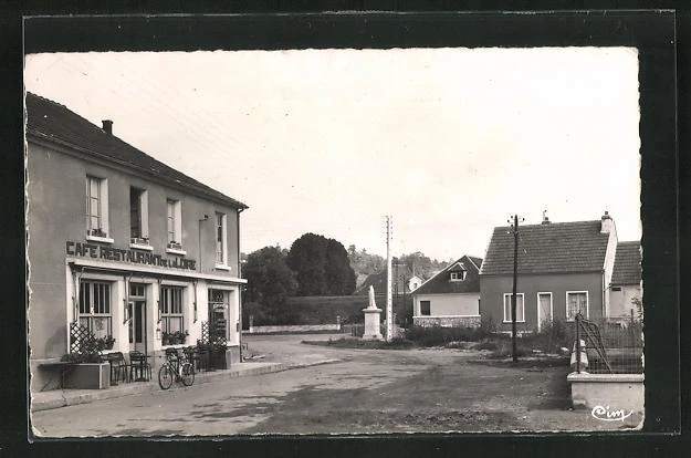 CPA Neuvy-sur-Loire, Rue du Port, Notre-Dame de la Délivrance