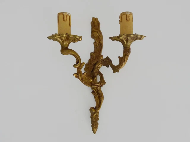 Ancienne applique murale à double feux en bronze ou laiton, feuille d'acanthes.