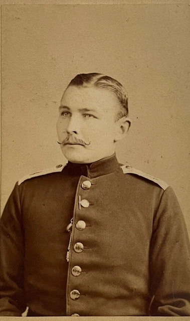 1880 Cdv Offizier Magdeburg + Uhr - Spiegelung In Knöpfen - Uniform Hartpappfoto