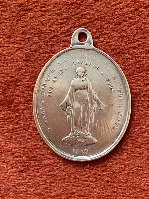 Ancienne médaille religieuse en argent représentant La Vierge Marie et Jesus (ref 3640) - France
