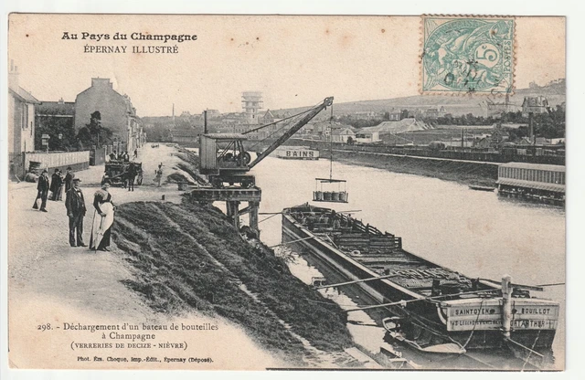 EPERNAY - Marne - CPA 51 - Péniches Déchargement de bouteilles de Champagne pli