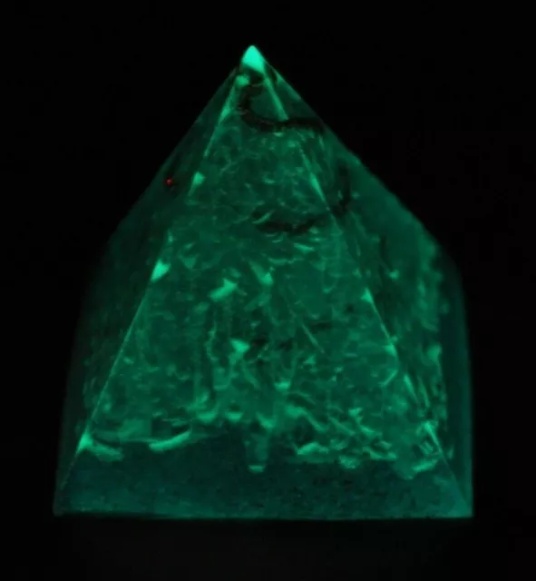 ORGONITE PIRAMIDE QUARZO IALINO HANDMADE * glow in the dark * orgone wicca yoga