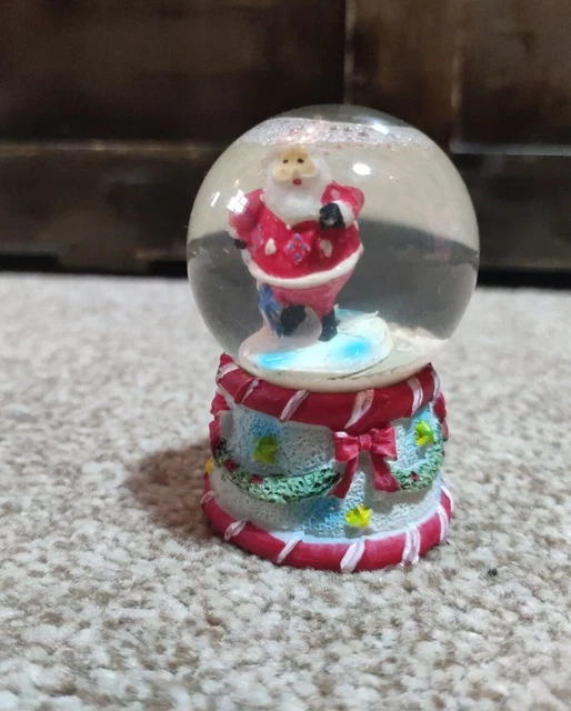 Piccolo globo da neve natalizio con Babbo Natale / Babbo Natale e regali
