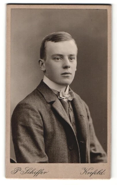 Fotografie P. Schiffer, Krefeld, Portrait Bursche im Anzug mit Fliege