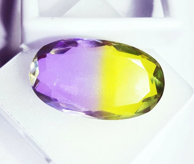 Saphir Naturel Brut De Madagascar 81 Carats - Forme Ovale, Multicolore, Certifié
