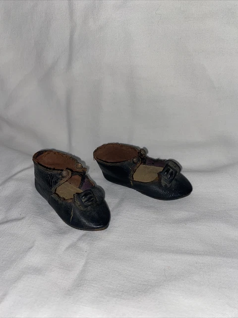 Chaussure  ancienne en cuir pour poupée