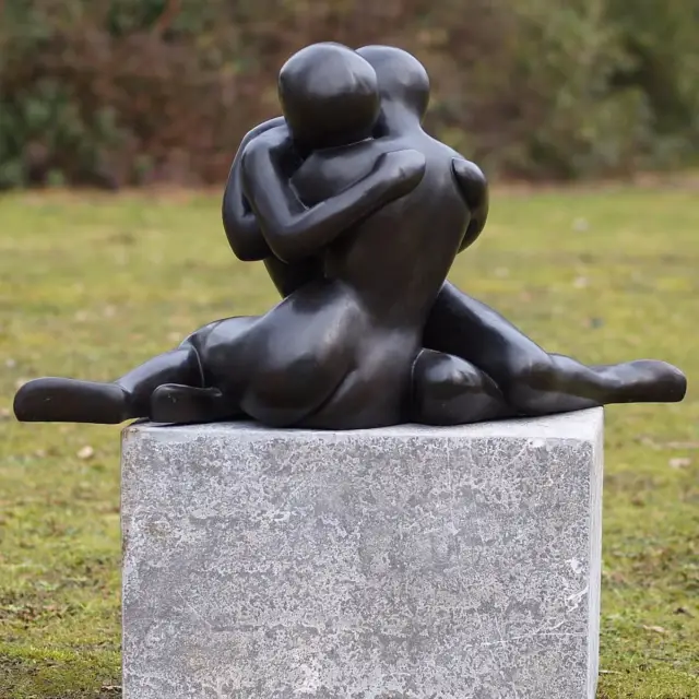 Moderne Skulptur "Liebespaar" aus Bronze