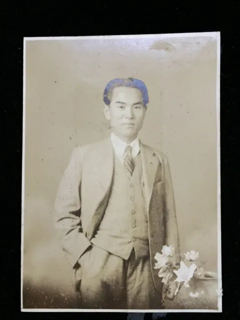 #901 Japonais Vintage Photo 1940s / Homme Suit Cravate Fleur de Commémoration