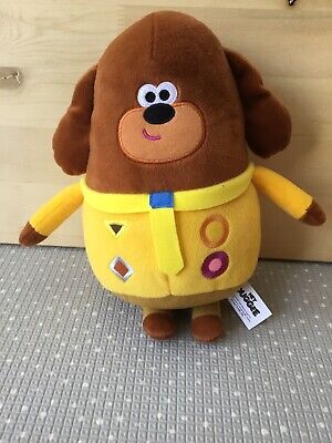 CBeebies Hey duggee giocattolo Morbido Scoiattolo PARLANTE Enid il gatto 