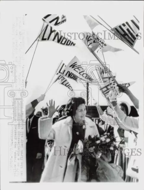 1964 Press Photo First Lady Lady Bird Johnson Greeted by Crowd in Greensboro, NC