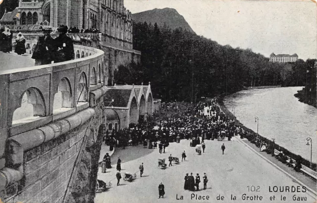 CPA LOURDES La Place de la grotte et le Gave (143156)