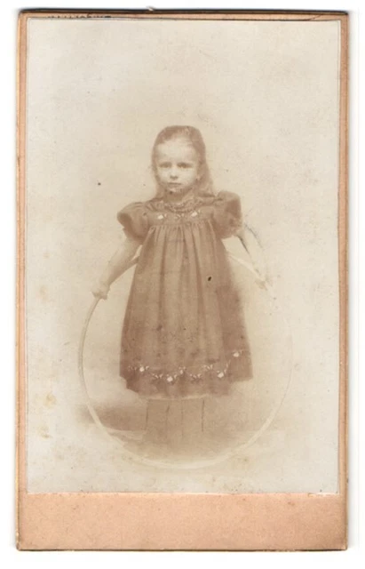 Fotografie Fotograf und Ort unbekannt, Portrait kleines Mädchen im Kleid mit Re