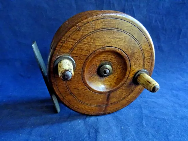 A GOOD VINTAGE 5 WOOD AND BRASS NOTTINGHAM CENTREPIN REEL