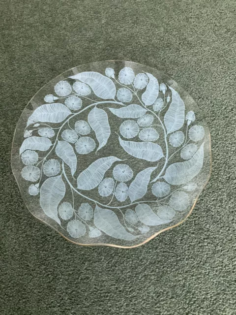 Glass plate, dish, very pretty and delicate. 24cm.