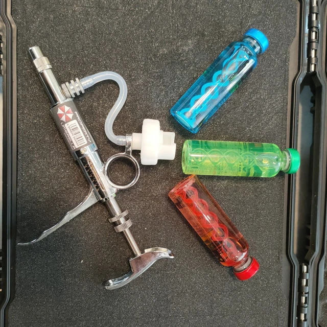 RESIDENT EVIL UMBRELLA Corporation Syringe Virus Model Set With Storage