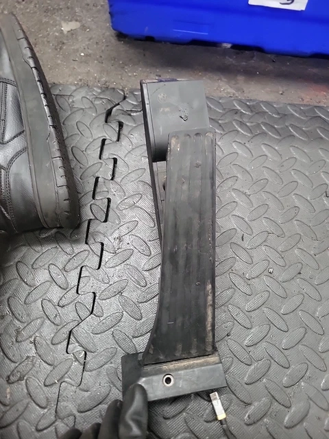 thumbnail image 2 of Genuine BMW OEM Accelerator Pedal For E60, E90, X3 Series - Manual Transmission - 6786286 2 of 5