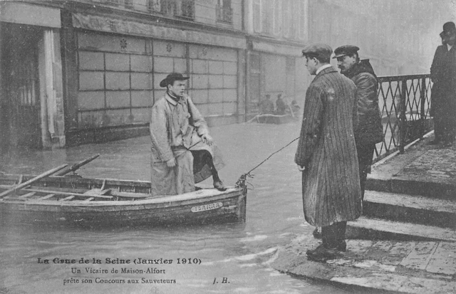 Cpa 94 Un Viacaire De Maisons Alfort Prete Son Concours Aux Sauveteurs