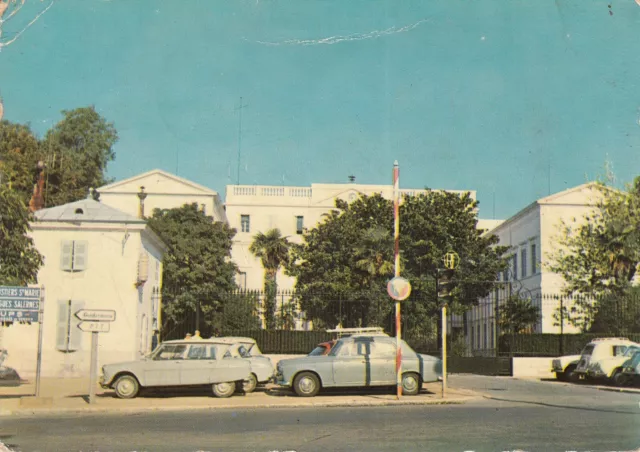 Carte postale 10cmX15cm VAR DRAGUIGNAN la préfecture voitures timbrée 1970