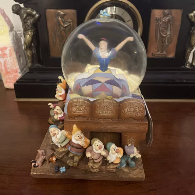 Snow White And The Seven Dwarfs  Snow globe