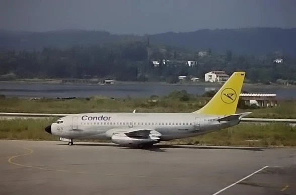 ORIGINAL 35MM COLOUR slide of Condor Boeing 737-230 D-ABFT at CFU in ...