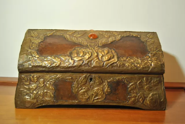 Coffret boite de style art nouveau en bois décor métal repoussé intérieur tissus