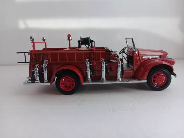 SIGNATURE SERIES 1941 GMC FIRE TRUCK ENGINE DIE CAST METAL 1/24 Scale