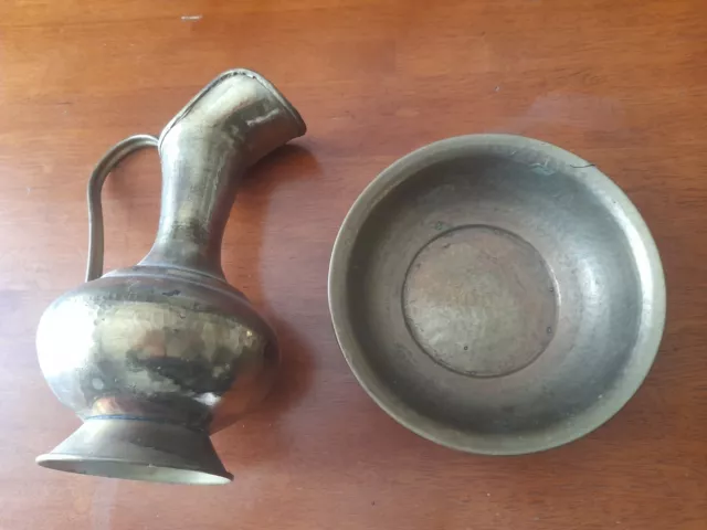 Antica Brocca e catino in metallo(ottone) lavorato e martellato a mano