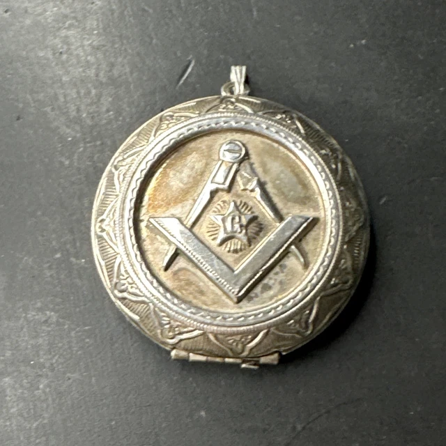 Pendentif Ancien En Métal Argenté - Style Art Nouveau, Breloque Type Boîte - Occasion