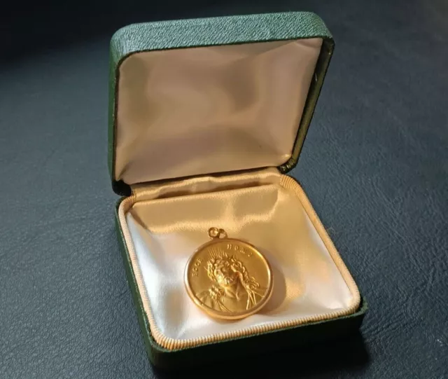 Pendentif d'un médaillon du Christ "ecce homo" en or 18k dans son écrin