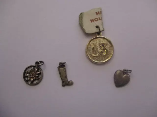 Lot De 4 Anciens Petits Pendentifs En Metal Botte Fleur Coeur Et Porte Bonheur