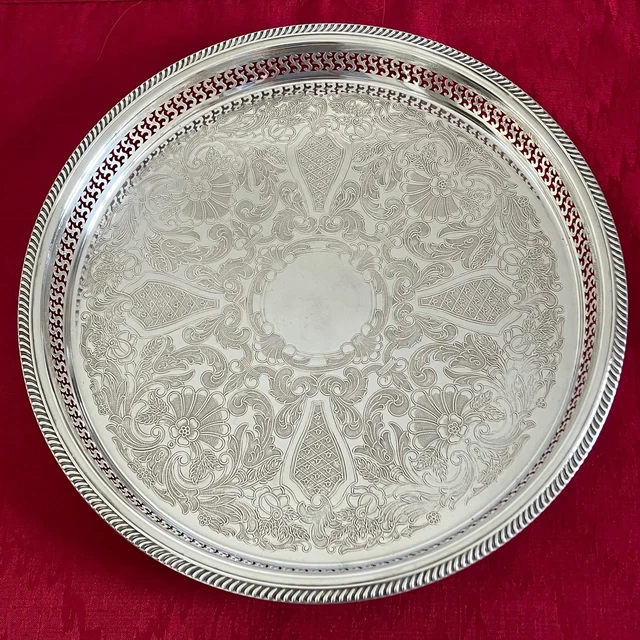 Plateau vintage rond en métal argenté avec bordure tressée