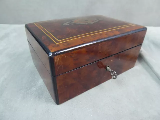 SUPERBE COFFRET A BIJOUX, ancien, en bois marqueté.