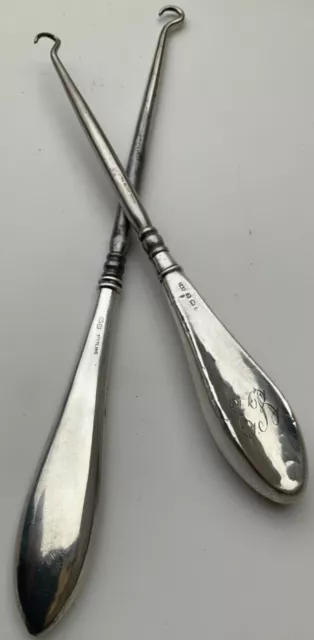 Coppia antichi uncini per allacciare stringhe / corsetti con manico in argento
