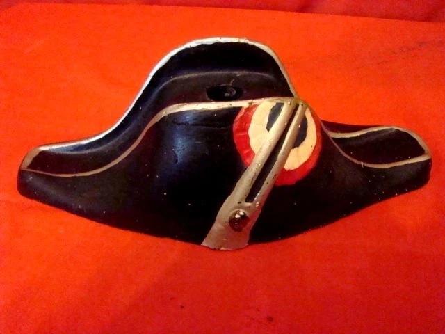bougeoir en plâtre moulé en forme de bicorne, époque début 20ème