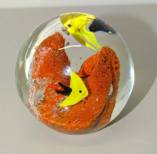 ANCIENNE BOULE SULFURE PRESSE PAPIER PAPERWEIGHT avec 2 Poissons XXe Collection