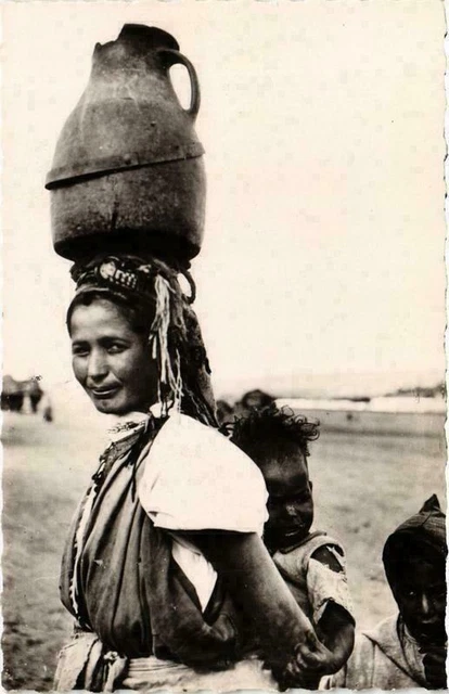 CPA AK Scenes et Types Porteuse d’eau et son Mouchachou MAROC (738401)