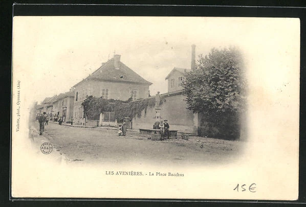 CPA Les Avenieres, La Place Bacchus 1905