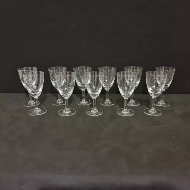 Ensemble de 11 petits verres en verre gravé