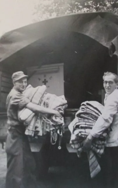 RAR Orig. Foto alter Zeit 2.WK WW ! Soldaten in Uniform bei LKW Beladung Wäsche