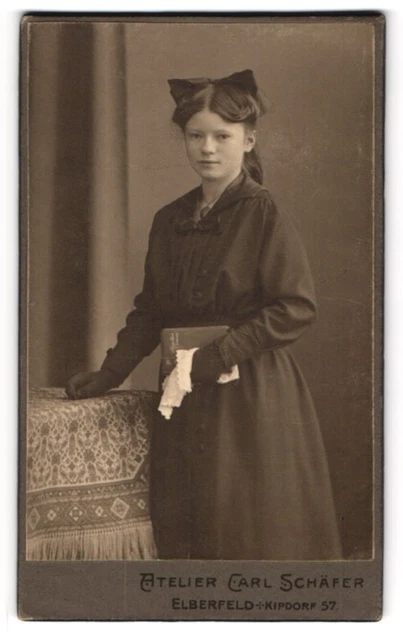 Fotografie Carl Schäfer, Elberfeld, Kipdorf 57, Konfirmandin mit Haarschleife,